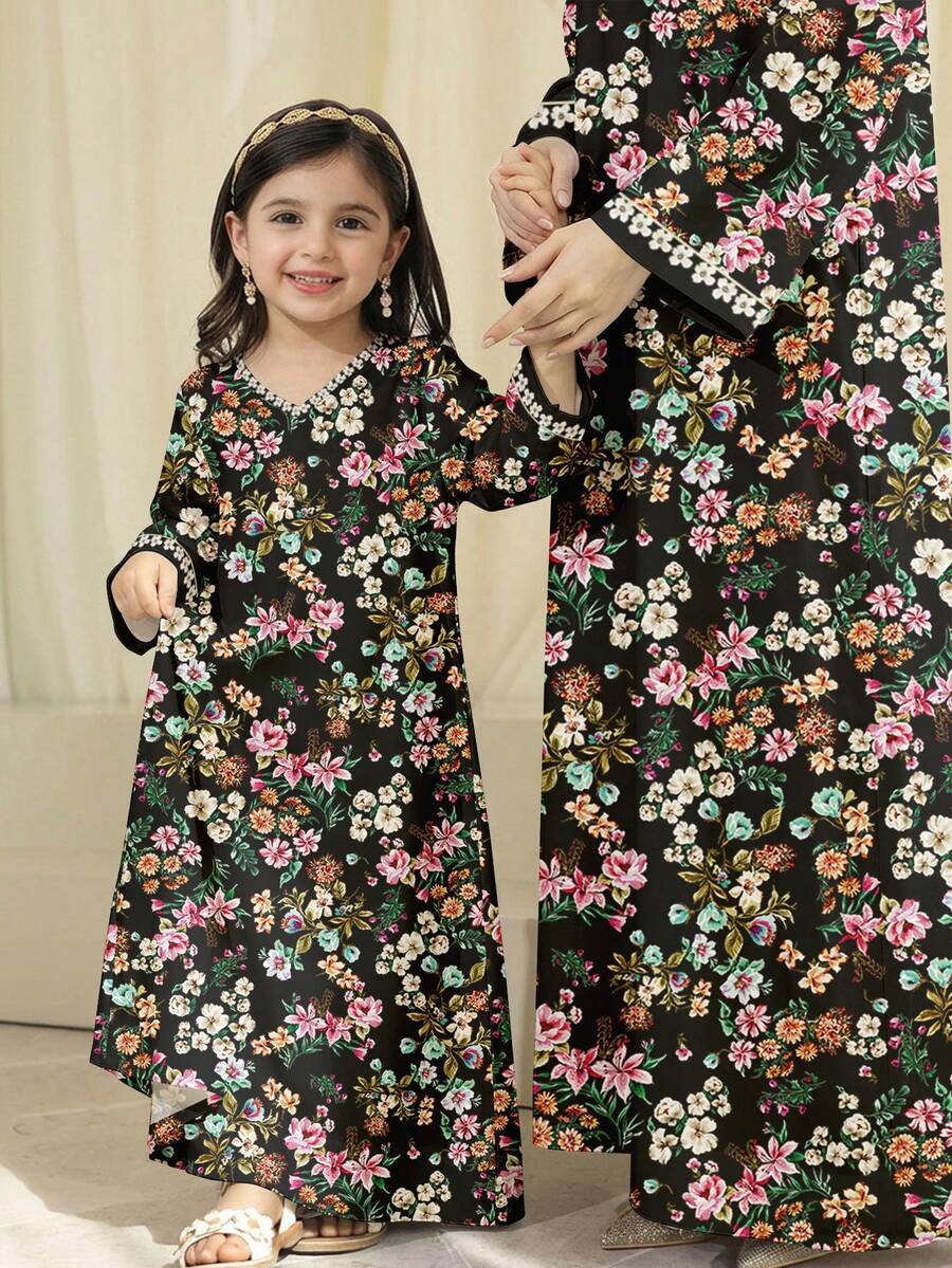 SHEIN 黑色碎花儿童长袍,时尚甜美优雅彩色碎花,适合年轻女孩休闲简约V领宽松传统长袖阿拉伯连衣裙,适合春夏穿着,优雅时尚长袖连衣裙,儿童祈祷长袍,舒适易穿,休闲服饰,端庄卡夫坦长袍,儿童长袍,新款 - 彩色 - 查看 1