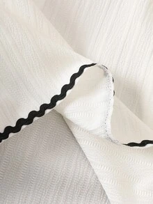 SHEIN Bộ váy hai dây màu trắng kem kiểu Pháp cổ điển dành cho bé gái, gồm váy và áo khoác cardigan tay ngắn. Váy được làm từ vải kẻ sọc dọc mềm mại, có phần gấu váy xếp tầng với viền lượn sóng màu đen. Áo khoác cardigan có cổ tròn được trang trí bằng họa tiết hoa 3D màu đen và viền lượn sóng đen. Thiết kế tổng thể tươi mới, tinh nghịch với chút ngọt ngào cổ điển. Váy nhẹ và áo khoác cardigan mỏng phù hợp cho những buổi đi chơi thường ngày, dạo chơi công viên hoặc những buổi họp mặt gia đình vào mùa hè. - trắng - Xem 9