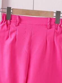 少女两件套：时尚的白色蕾丝边露肩无袖上衣，100%纯棉面料，荷叶边下摆和露背系带设计，搭配蕾丝拼接阔腿裤。透气柔软的面料，是日常购物出行的理想之选。