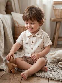 SHEIN Vintaside Kids Bộ 2 món/Bộ áo sơ mi cài nút cổ bẻ mùa hè cho bé trai và quần short, bao gồm: Áo sơ mi cổ bẻ tay ngắn kẻ sọc trắng đen, điểm nhấn màu đen và quần short sọc đồng bộ, trang phục thường ngày cho kỳ nghỉ hè - trắng - Xem 6