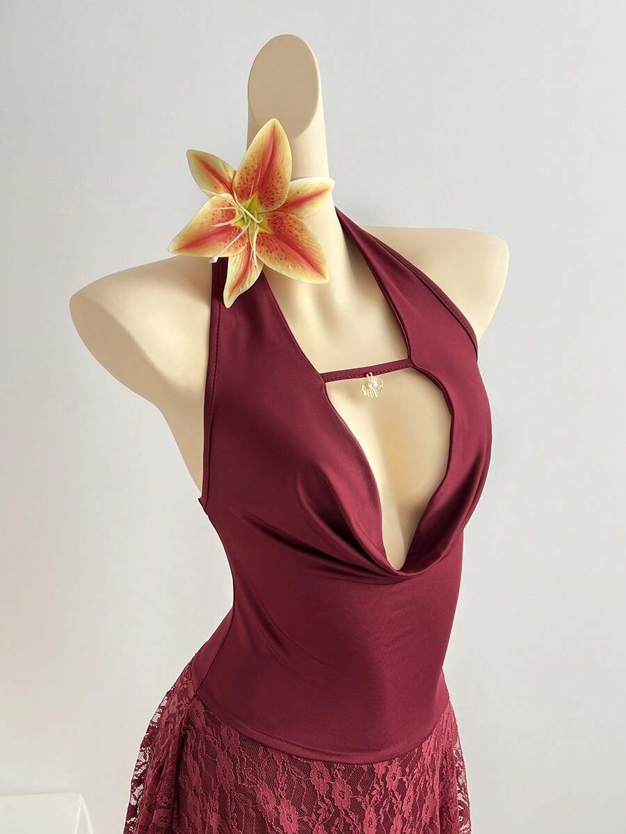 SHEIN Unity 女士性感V领贝壳珍珠吊坠拼接酒红色蕾丝系带迷你裙，度假风 - 酒紅色 - 查看 1