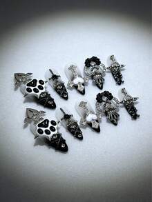 ROMWE Anime 10 مسامير معدنية على شكل مخالب قطط بتصميم رائع وجذاب، عناصر معدنية مصنوعة يدويًا عالية الجودة + 3 شريط لاصق ثنائي الجانب، طلاء أظافر أسود تدريجي بطراز Y2K، أظافر صناعية قابلة للإزالة بشكل متوسط وطويل على شكل لوز، مناسبة للحفلات والرقص والاستخدام اليومي - الأسود - مشاهدة 2