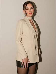 SHEIN Glamour 这款杏色女士双排扣梭织面料西装外套，腰部和翻领设计，优雅百搭，适合派对、度假、办公、通勤、约会、万圣节、圣诞节等各种场合。这款酒红色女士西装外套款式多样，既可作连衣裙外套，也可作休闲西装外套。 - 杏色 - 查看 4