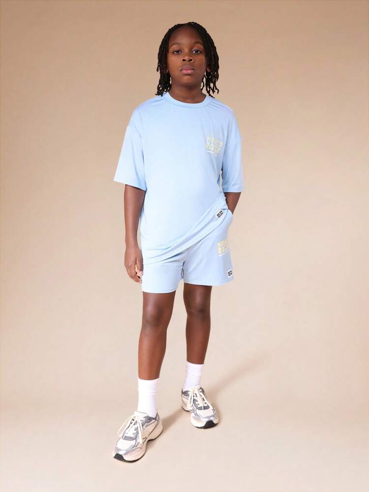 Ensemble t-shirt et short bleu clair à motif