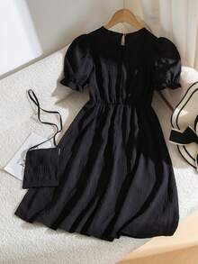 SHEIN 这是一款中长款女童连衣裙，领口饰有蕾丝荷叶边，采用单肩设计和泡泡袖。它配有斜挎包，非常适合女孩们日常休闲穿着，或者作为夏季甜美迷人的度假装扮。 - 黑色 - 查看 2