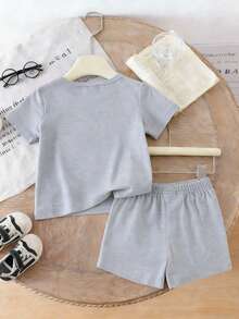 SHEIN Playful Pals 男婴两件套服装，可爱小熊印花短袖T恤搭配简约短裤，适合夏季外出穿着 - 灰色 - 查看 2