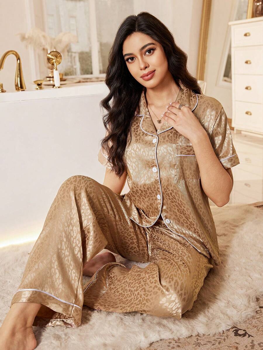 SHEIN 仿丝豹纹提花时尚仿丝翻领短袖睡衣套装 - 香檳色 - 查看 1