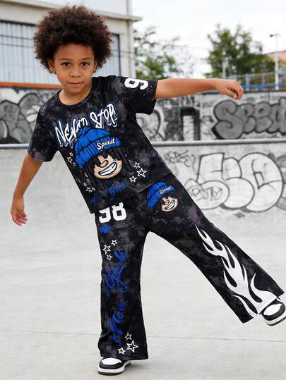 SHEIN 男童夏季套装，两件套：1件白色圆领卡通字母印花T恤，1条红白撞色字母数字印花运动喇叭裤，适合夏季休闲、上学、运动和度假穿着。