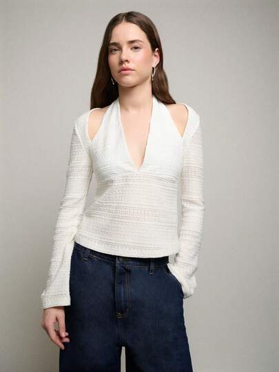 Nöista 修身短款上衣，带有精致的编织纹理。采用深V领露背设计，搭配超长袖。适合节日度假、情人节以及春夏造型。