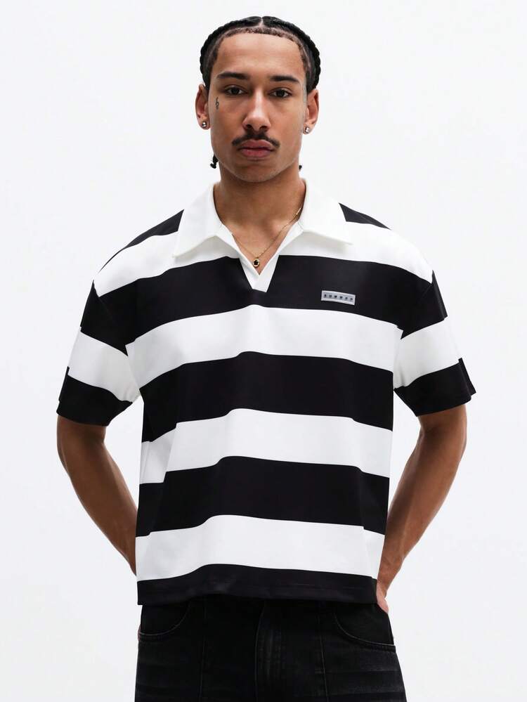 Camisa polo com decote em V e listras horizontais