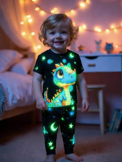 SHEIN 男童恐龙太空图案休闲简约修身圆领短袖长裤睡衣套装，适合所有季节