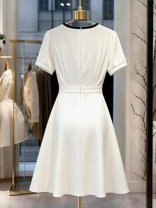 GlowEve CURVE Vestido de línea A con cuello redondo, bloque de color y decoración de lazo para mujer talla grande, elegante y versátil para uso casual, trabajo y fiesta - Blanco y Negro - Ver 2
