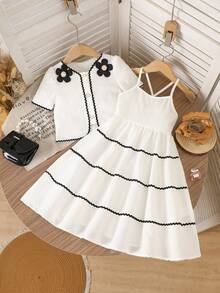 SHEIN Bộ váy hai dây màu trắng kem kiểu Pháp cổ điển dành cho bé gái, gồm váy và áo khoác cardigan tay ngắn. Váy được làm từ vải kẻ sọc dọc mềm mại, có phần gấu váy xếp tầng với viền lượn sóng màu đen. Áo khoác cardigan có cổ tròn được trang trí bằng họa tiết hoa 3D màu đen và viền lượn sóng đen. Thiết kế tổng thể tươi mới, tinh nghịch với chút ngọt ngào cổ điển. Váy nhẹ và áo khoác cardigan mỏng phù hợp cho những buổi đi chơi thường ngày, dạo chơi công viên hoặc những buổi họp mặt gia đình vào mùa hè. - trắng - Xem 4