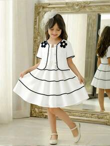 SHEIN Bộ váy hai dây màu trắng kem kiểu Pháp cổ điển dành cho bé gái, gồm váy và áo khoác cardigan tay ngắn. Váy được làm từ vải kẻ sọc dọc mềm mại, có phần gấu váy xếp tầng với viền lượn sóng màu đen. Áo khoác cardigan có cổ tròn được trang trí bằng họa tiết hoa 3D màu đen và viền lượn sóng đen. Thiết kế tổng thể tươi mới, tinh nghịch với chút ngọt ngào cổ điển. Váy nhẹ và áo khoác cardigan mỏng phù hợp cho những buổi đi chơi thường ngày, dạo chơi công viên hoặc những buổi họp mặt gia đình vào mùa hè. - trắng - Xem 6