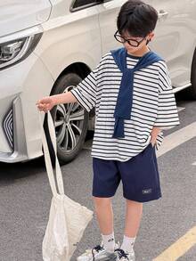 SHEIN 两件套男童休闲运动学院风文艺复古黑白条纹圆领T恤搭配白色短裤，配披肩装饰，适合儿童穿着，幼儿男童服装，返校季男童套装，适合生日派对、晚宴、演出、婚礼、洗礼、开幕式、日常穿着，适合上学、旅行、度假，适合春夏季节穿着。 - 藍色 - 查看 4