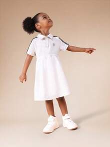 SUMWON Robe courte style polo pour filles avec col, manches courtes et détails de rayures sur les côtés. Coupe évasée pour un confort et une décontraction quotidiens. Idéale pour les vacances - Gris pâle - Voir 3