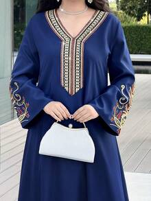 Al Najma 女士花卉刺绣拼接V领优雅阿拉伯风格长袖连衣裙 - 藍色 - 查看 7