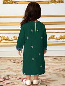 SHEIN Áo Jalabiya hoa xanh cho bé gái, Áo Jalabiya thêu hoa cổ điển thanh lịch, Áo dài tay truyền thống tối giản kiểu Ả Rập cho bé gái, phù hợp cho mùa xuân/hè, Áo dài tay kín đáo thanh lịch, Áo Abaya cầu nguyện, Thoải mái dễ chịu, Trang phục thường ngày, Phong cách nghỉ dưỡng, Áo Kaftan kín đáo, Áo Jalabiya cho bé gái, Áo Jalabiya cho bé gái - trắng - Xem 6