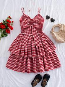 SHEIN 一件女童宽松连衣裙，红白格子图案，可调节肩带，肩部系带，可调节搭扣，腰部收褶设计，双层蛋糕裙摆。适合女孩日常休闲穿着、度假旅行和夏季穿着。 - 紅白色 - 查看 3