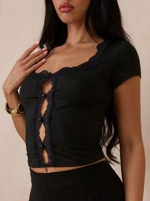 SHEIN Glamour Camiseta de mujer vintage con patchwork de encaje, calada, cuello cuadrado, manga corta, color negro liso, verano, sexy y chic, para club - Negro - Ver 5