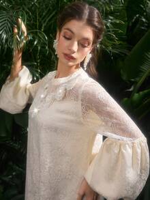 Al Najma 优雅女士连衣裙，采用3D提花、蕾丝拼接、提花和灯笼袖设计 - 杏色 - 查看 3