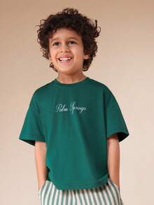 SUMWON 男童棕榈泉印花T恤搭配竖条纹阔腿裤套装，夏季休闲两件套 - 綠色 - 查看 3