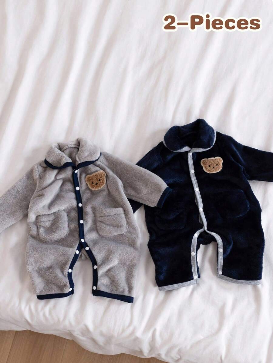 SHEIN Genkimix Kids 婴幼儿男孩 2 件套 毛绒熊标志长袖连体睡衣 - 彩色 - 查看 1