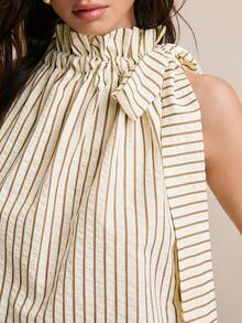 Poéselle 女士条纹泡泡纱蝴蝶结肩部荷叶边高领无袖上衣，轻盈透气的夏季背心，轻松打造海岸风情。条纹无袖上衣，泡泡纱背心，轻薄夏季上衣，海岸风情，休闲度假背心，荷叶边领口打结肩部条纹无袖夏季上衣，沙滩风情。 - 彩色 - 查看 3