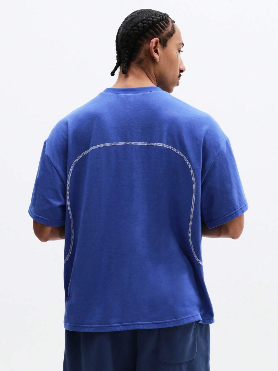 Camiseta de cuello redondo de manga corta con ajuste boxy y detalles de costuras en contraste blanco, logo de marca liso para hombres SUMWON