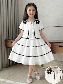 SHEIN Bộ váy hai dây màu trắng kem kiểu Pháp cổ điển dành cho bé gái, gồm váy và áo khoác cardigan tay ngắn. Váy được làm từ vải kẻ sọc dọc mềm mại, có phần gấu váy xếp tầng với viền lượn sóng màu đen. Áo khoác cardigan có cổ tròn được trang trí bằng họa tiết hoa 3D màu đen và viền lượn sóng đen. Thiết kế tổng thể tươi mới, tinh nghịch với chút ngọt ngào cổ điển. Váy nhẹ và áo khoác cardigan mỏng phù hợp cho những buổi đi chơi thường ngày, dạo chơi công viên hoặc những buổi họp mặt gia đình vào mùa hè. - trắng - Xem 3