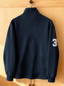 Aesthetic Post 复古美式风格，蓝黑撞色，Polo字母和徽章，马匹标志印花男士秋冬通勤半拉链套头衫 - 彩色 - 查看 2