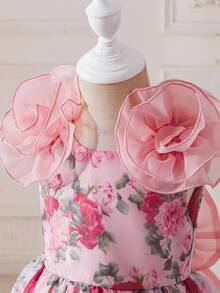 Menina jovem com um glamoroso vestido midi de organza com um grande laço nas costas. - Rosa - Ver 4