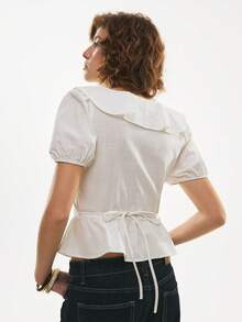 Poéselle 女士纯棉荷叶领褶边上衣 – 白色泡泡袖纽扣前襟上衣，打造浪漫夏日造型。荷叶领衬衫，白色褶边上衣，泡泡袖衬衫，田园风衬衫，浪漫夏日上衣，复古风衬衫，优雅纽扣前襟衬衫，低调奢华风格，优雅通勤纯色荷叶边下摆衬衫，夏季法式风女装，夏季棉质衬衫，学院风上衣，方领衬衫，女士夏季上衣，白色纯棉衬衫。 - 白色 - 查看 5