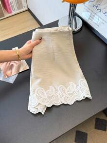 SHEIN Elenzya 优雅夏季束腰杏色蕾丝边女士短裤 - 杏色 - 查看 3