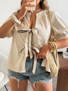 Ceyna Blouse ample pour femmes, style romantique français de Sicile, élégante et décontractée, pour le travail, les vacances, le thé de l'après-midi. Couleur unie, col V, ouverture devant, nœud papillon contrasté avec broderie, manches courtes amples - Nude - Voir 1