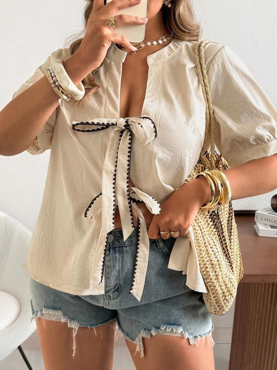 Ceyna Blouse ample pour femmes, style romantique français de Sicile, élégante et décontractée, pour le travail, les vacances, le thé de l'après-midi. Couleur unie, col V, ouverture devant, nœud papillon contrasté avec broderie, manches courtes amples - Nude - Voir 1