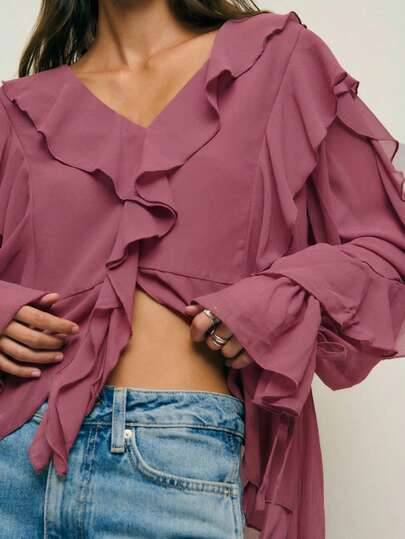 Nöista Blusa de manga larga de gasa con volantes en un tono oscuro y romántico. Ideal para usar sola o en capas debajo de cárdigans; perfecta para citas, fiestas y salir.