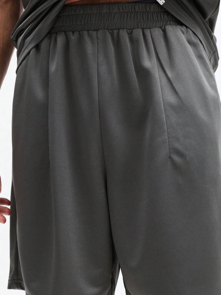 Conjunto de camiseta de gola redonda e shorts