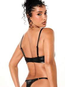 SUMWON WOMEN Sujetador balconette de piel sintética negra con tirantes ajustables, colección de lencería y ropa interior - Negro - Ver 1