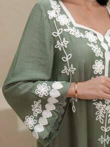 Yasmyna Women's Floral Embroidered Mandarin Collar Long Sleeve Abaya - Green - View 6