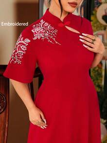 SHEIN Clasi Đầm ngắn tay màu đỏ thanh lịch dành cho nữ cỡ lớn, thích hợp cho mùa xuân, thêu họa tiết và đeo vai, phù hợp dự tiệc. - Đỏ - Xem 4