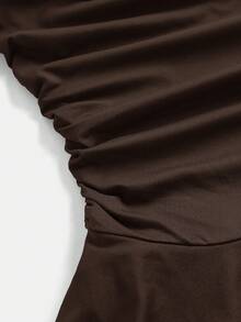 SHEIN Girlism Teen Girls Brown Solid Color Metal Flower Decor Ruched Shoulder Ruched Hem Fashionable Dress Cute Dress Brown Dress Asymmetric Neck Dress Ruffle Dress Short Dress One Shoulder Dress - Brown - View 5