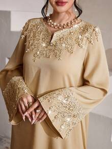 Al Najma 时尚贴花V领宽松优雅连衣裙 - 卡其色 - 查看 3