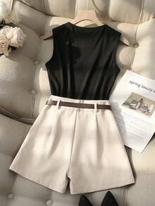 Franclia 女士优雅休闲黑色圆领无袖镂空上衣搭配杏色短裤，两件套，附赠腰带。适合女士夏季、春季、海滩、婚礼/派对、优雅套装、休闲两件套以及度假穿着。套装包含卡其色短裙、女士短裙、腰带短裙、娇小身材女士上衣套装、短款优雅连衣裙、两件套女士优雅时尚两件套服装。 - 黑色 - 查看 2