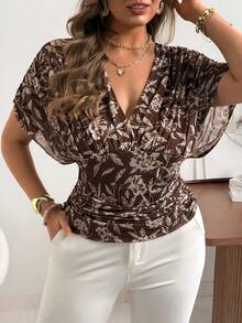Ceyna Áo thun nữ cỡ lớn chất liệu vải lưới in họa tiết co giãn, lót dệt kim, cổ chéo nhún bèo, vai nhún, tay áo rủ, eo xếp ly, dây rút phía sau, gấu áo xếp nếp, thích hợp cho các buổi đi chơi, kỳ nghỉ, đi làm, phong cách thường ngày, lãng mạn, cổ điển, tối giản, đa năng, tiệc trà chiều, hẹn hò, đám cưới, mùa xuân/hè. - Cà phê nâu - Xem 3
