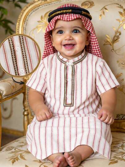 SHEIN Spädbarn/småbarn pojkar traditionell casual vit kortärmad högkvalitativ ståkrage knappar halvöppen framficka lång morgonrock topp, spetsdekor, slits nederkant design, arabisk thobe, islamisk klädsel, kaftan, saudiarabisk klädsel, formell morgonrock, lämplig för alla årstider, 3M-3T, lämplig för fest, högtid, dop, födelsedag, årsdag, bröllop