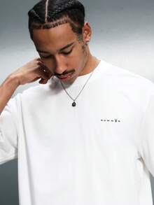 PLAYBOY X SUMWON 男士宽松短袖圆领T恤，背面印有文字，正面饰有小号Logo，休闲街头风上衣 - 白色 - 查看 4