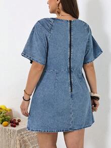 SHEIN CURVE+ Đầm denim xếp ly tay raglan cổ chữ V màu trơn cỡ lớn, thích hợp cho mùa xuân hè, ngày lễ tình nhân, lễ hội, đi làm, nghỉ mát, tốt nghiệp, phong cách Y2K, dễ thương, thời trang đường phố, dự tiệc, đám cưới, thanh lịch, công sở, thường ngày. Đầm denim mini cỡ lớn dành cho nữ, cổ chữ V, tay ngắn kiểu cánh dơi, màu denim bạc màu. - Màu xanh lam - Xem 2