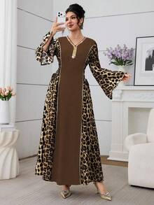 Al Najma كارديجان طويل أنيق بياقة على شكل حرف V مزخرف بطبعة جلد النمر ذو أكمام طويلة ومزين بخرز، مرشق وأنيق - قهوة بني - مشاهدة 5