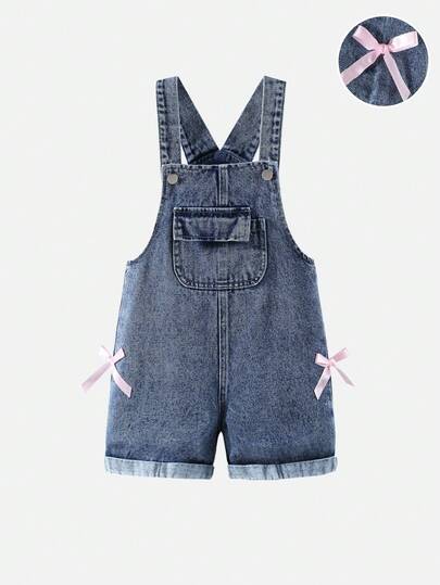 女童可爱风牛仔背带短裤，春夏款，中蓝色牛仔布，粉色蝴蝶结设计，直筒裤型，面料柔软舒适，适合上学、通勤、日常外出穿着。